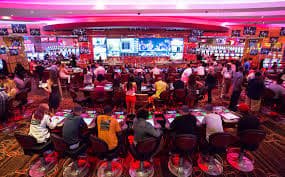 Suasana meja Live Casino lengkap777 dengan dealer profesional siaran langsung